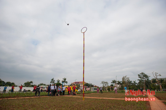 Cây nêu được làm bằng cây tre có chiều cao 15m, phía trên có một vòng tròn để làm đích ném. Cây nêu phải dựng giữa bãi đất rộng để cho đông người cùng tham gia.