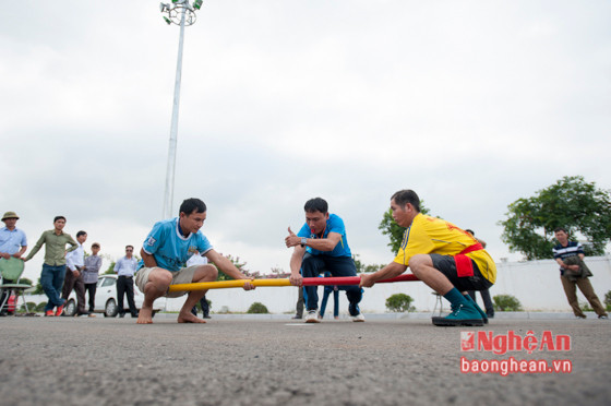 Để tổ chức thi đấu môn đẩy gậy chỉ cần có gậy thi đấu làm bằng tre già thẳng hay những thanh gỗ tốt có chiều dài 2m, đường kính từ 4 - 5cm, được sơn 2 màu đỏ và trắng; đầu và thân gậy phải được bào nhẵn và có đường kính bằng nhau. Vẽ một vòng tròn có đường kính 5m trên một khoảng đất rộng. Sau khi các vận động viên đã chuẩn bị xong, một người được giao nhiệm vụ làm trọng tài phát lệnh cho trận đấu bắt đầu. Theo quy định, bên nào chân chạm vào vạch hoặc bị đẩy ra khỏi vòng tròn trước là thua cuộc.