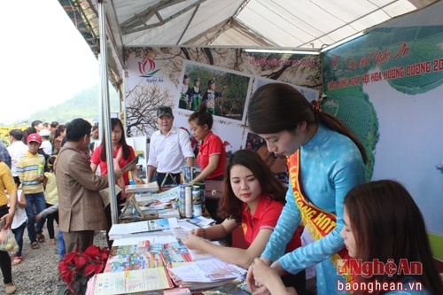 Du khách liên hệ mua tour tại gian hàng.