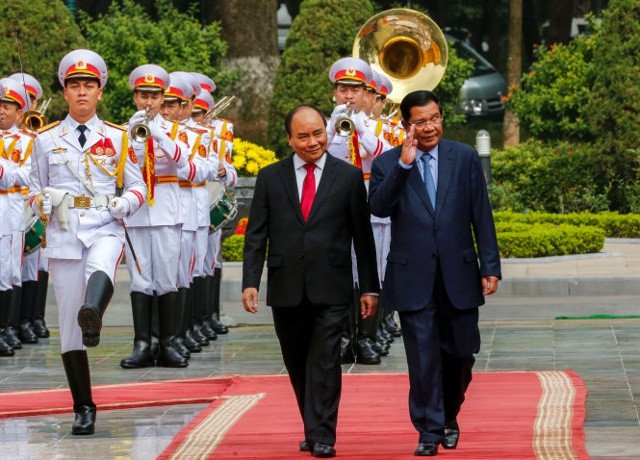 Thủ tướng Nguyễn Xuân Phúc và Thủ tướng Hun Sen cùng duyệt đội danh dự tại lễ đón ở Phủ Chủ tịch sáng 20/12.