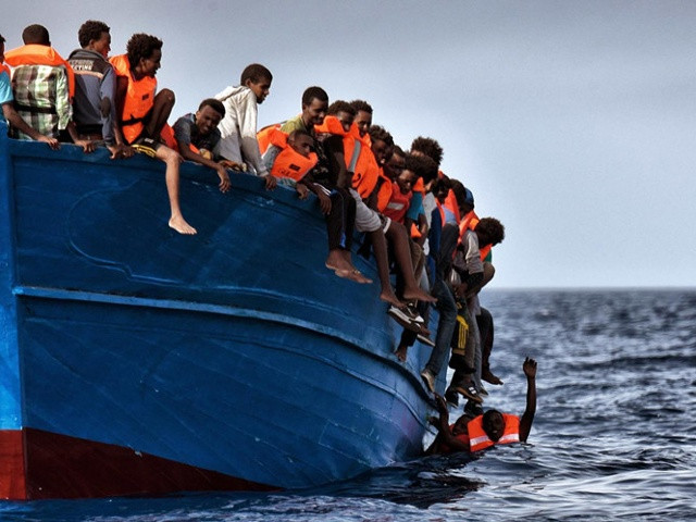 Tàu chở người vượt biển đa phần đều chở quá tải và gây nguy hiểm đến tính mạng những người trên tàu. Ảnh: AFP