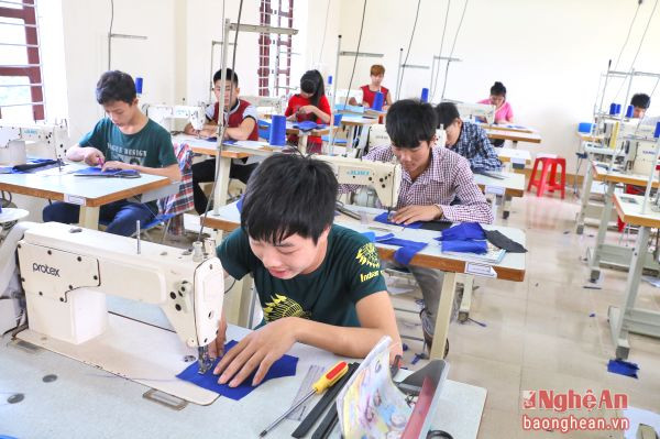 Dạy nghề may cho học sinh tại Trung tâm dạy nghề huyện Quỳ Châu.