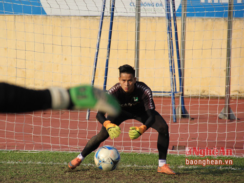 Thủ môn Trần Văn Tiến là cầu thủ trẻ duy nhất được đôn lên thử sức tại V.League 2017.