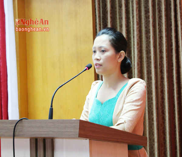 Cô Ngô Thị  Mai Vi, Trường Đại học Vinh báo cáo đề tài ứng dụng biện pháp sinh học trong phòng trừ bệnh đốm đen hại lạc.