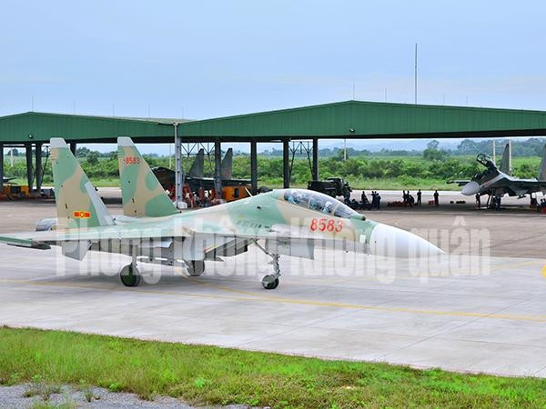 Những ưu điểm, hạn chế của chuyến bay sẽ được nêu lên trong quá trình giảng bình bay để phi công tiếp tục rút kinh nghiệm, hoàn thiện kỹ thuật lái ở những chuyến bay, ban bay tiếp theo. (Ảnh PKKQ, QĐND).