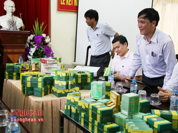 Công ty CP Dược và Vật tư y tế Nghệ An đã sản xuất thành công sản phẩm trà hòa tan và viên nang từ trà hoa vàng.