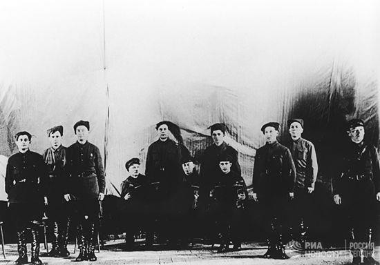 Buổi biểu diễn đầu tiên vào ngày 12/10/1928 tại sân khấu Nhà hát trung tâm Hồng quân chỉ với 12 người. Bắt đầu từ năm 1979, đoàn ca múa nhạc này nhận được chứng nhận là nhóm nhạc chuyên nghiệp, xếp vào hạng 