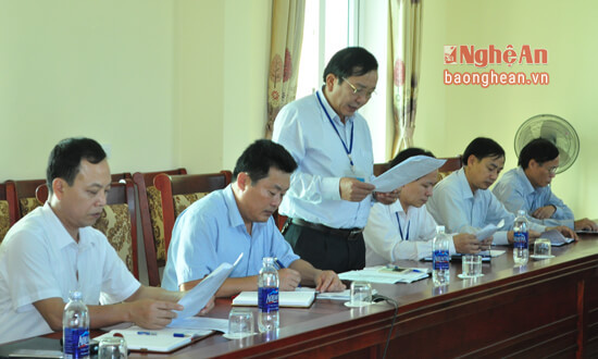 Đồng chí Hoàng Danh Tấn - Trưởng phòng Nội vụ, Phó Ban chỉ đạo thực hiện Quy chế dân chủ cơ sở báo cáo kết quả thực hiện quy chế dân chủ Thị xã Hoàng Mai năm 2016
