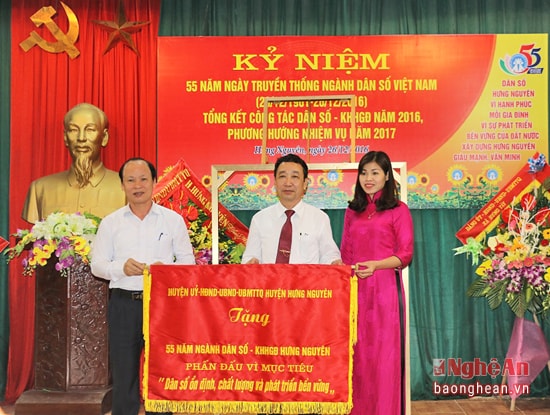 Ông Hoàng Văn Phi - Bí thư Huyện ủy Hưng Nguyên trao bức trướng của huyện cho Trung tâm Dân số huyện Hưng Nguyên