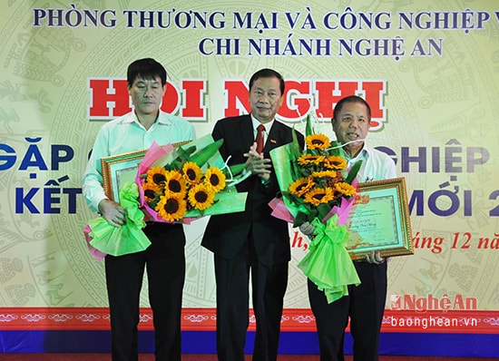 VCCI trao bằng khen cho các doanh nghiệp được vinh danh nhân dịp 13/10.