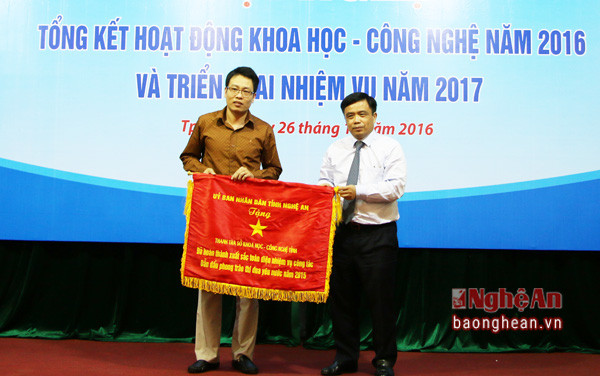 Đồng chí Huỳnh Thanh Điền, Phó Chủ tịch UBND tỉnh trao tặng cờ thi đua cho Thanh tra Sở KH&CN.