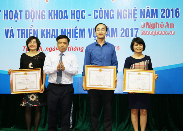 Phó Chủ tịch UBND tỉnh Huỳnh Thanh Điền trao bằng khen cho các cá nhân hoàn thành xuất sắc nhiệm vụ năm 2016.