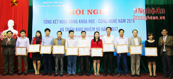 Lãnh đạo Sở KH &CN tặng giấy khen cho các cá nhân có thành tích xuất sắc trong hoạt động KHCN cấp huyện năm 2016.