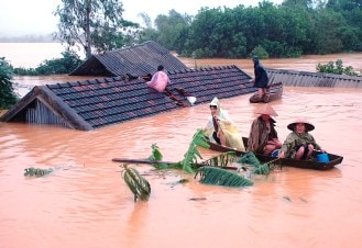 ...và mưa lũ ở các tỉnh miền Trung .