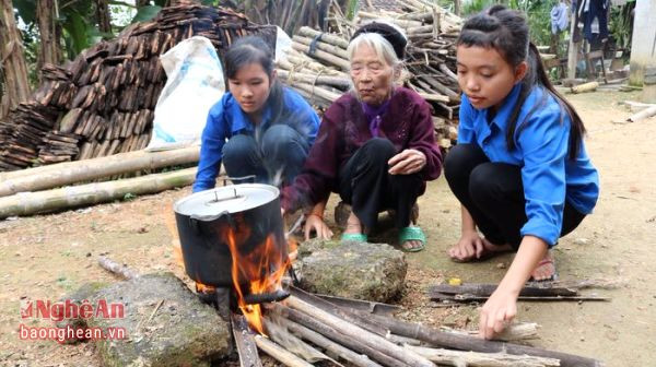 Em Nguyễn Thị Thảo, học sinh lớp 9B trường THCS Đức Sơn cho biết: Đây là năm thứ 4 liên tiếp em được tham gia hoạt động ý nghĩa này, tuy công việc gom củi vất vả nhưng em cảm thấy rất vui vì đã làm được một việc có ích.