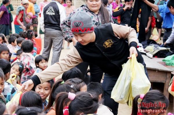  Các thành viên trong Hội đồng hương Tương Dương trao quà mùa đông ấm cho học sinh Trường tiểu học Mai Sơn.