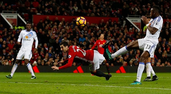 Pha ghi bàn kiểu bọ cạp của Mkhitaryan. Ảnh: Reuters.