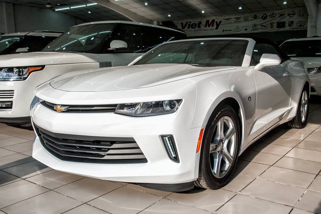 Vì thế sự xuất hiện của một chiếc Chevrolet Camaro 2017 vào giữa tháng 10 hay mới đây nhất là lô hàng gồm 4 chiếc Camaro 2017 được một công ty nhập khẩu tư nhân quận 4 đưa về nước đã gây không ít sự chú ý cho giới chơi xe. Trong đó, đáng chú ý có sự xuất hiện của chiếc Chevrolet Camaro Convertible 2017 đầu tiên tại Việt Nam.