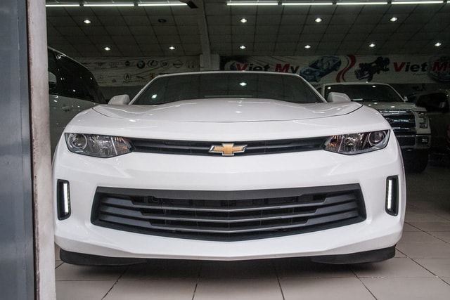 Chevrolet Camaro Convertible 2017 đầu tiên tại Việt Nam sở hữu ngoại thất trắng muốt đi kèm những điểm nhấn màu đen như lưới tản nhiệt phía trước...