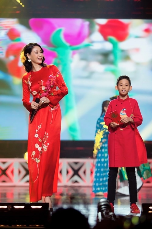 Cậu anh Vương Khang trình diễn với phong cách tự tin.