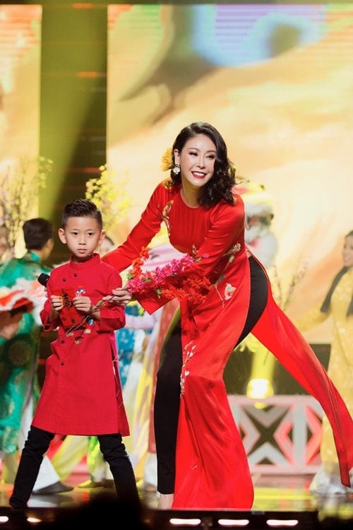 Bé Vương Khôi trầm tính hơn anh và được mẹ khuyến khích trong suốt tiết mục.