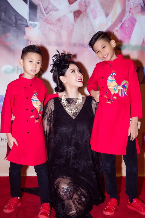 Trước đó, Hà Kiều Anh cùng hai con trai tạo dáng ở sự kiện. Chị mặc trang phục xuyên thấu của nhà thiết kế Đỗ Mạnh Cường phối cùng mũ phong cách hoàng gia. Chị là giám khảo ở chương trình.