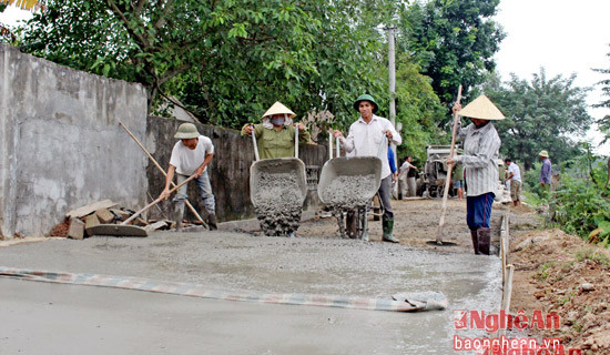 Làm đường giao thông nông thôn mới ở Nam Đàn. Ảnh Văn Trường