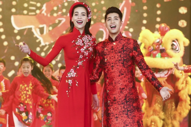 Hồ Ngọc Hà (trái) và Noo Phước Thịnh hát ca khúc 