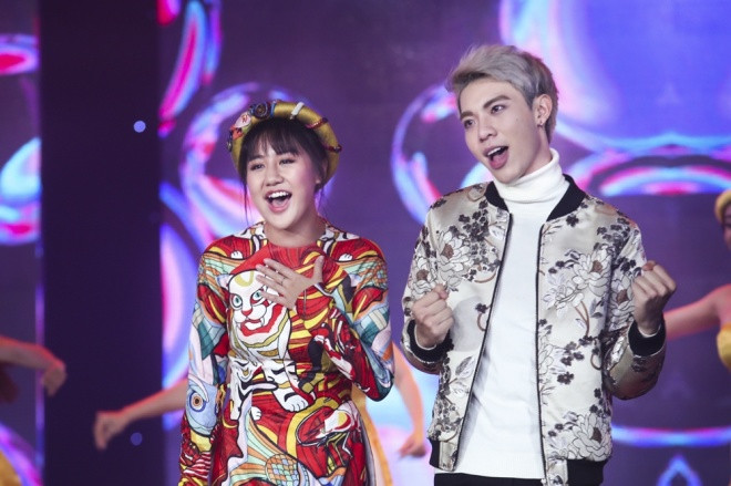 Á quân Vietnam Idol 2010 Văn Mai Hương (trái) thể hiện ca khúc 