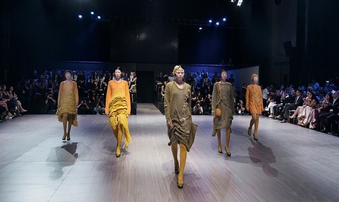 Với chủ đề “Golden woman”, VDFW thu đông 2016 - 2017 quy tụ 11 bộ sưu tập của các nhà thiết kế nổi tiếng.