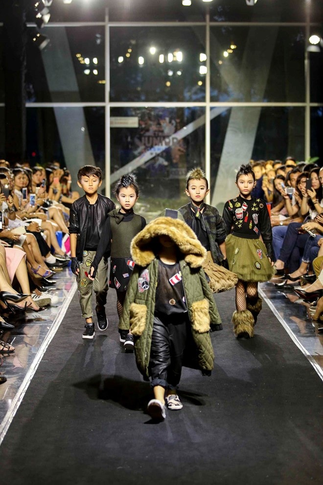 Dàn mẫu nhí tự tin sải bước trên sàn catwalk của VJFW.