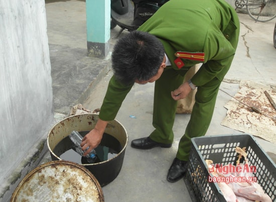 Công an lấy mẫu nước nhựa thông để đưa đi xét nghiệm.