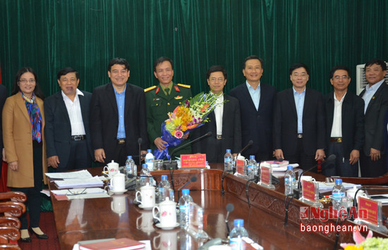 Các đồng chí trong Ban Thường vụ Tỉnh ủy tặng hoa chúc mừng  Đại tá Hà Tân Tiến được bổ nhiệm trọng trách mới.