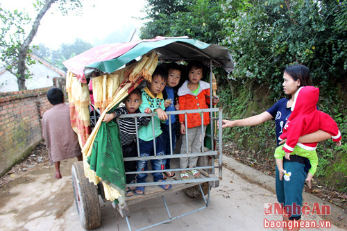 . Lúc đầu xe này chỉ chở những đứa con của anh Ngọc và con cháu trong gia đình, nhưng sau nhiều hộ trong xóm có hoàn cảnh neo người không có điều kiện đưa đón con, đã nhờ anh Ngọc chở đi đón về bằng xe trâu. Hiện nay, mỗi chuyến xe đi, về của anh, chở từ 15 – 19 em nhỏ