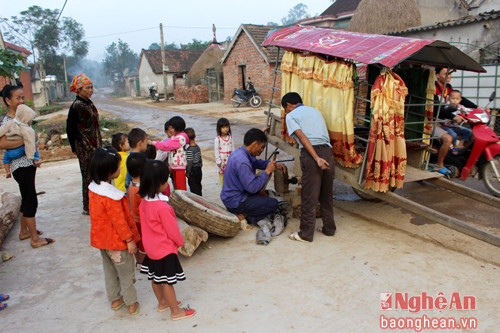  Những lúc xe trâu bị hỏng giữa đường, người dân địa phương sẽ là những người thợ   giúp anh Ngọc khắc phục sự cố. 