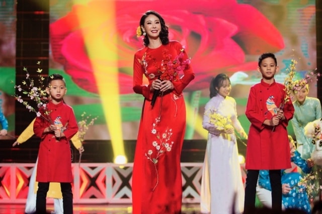 Hà Kiều Anh cùng con trai đầu - bé Vương Khang (phải) - và con trai thứ hai (trái) hát ca khúc
