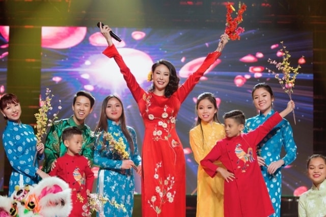 Tiết mục của người đẹp cùng hai con trai được dàn dựng đậm không khí xuân về.