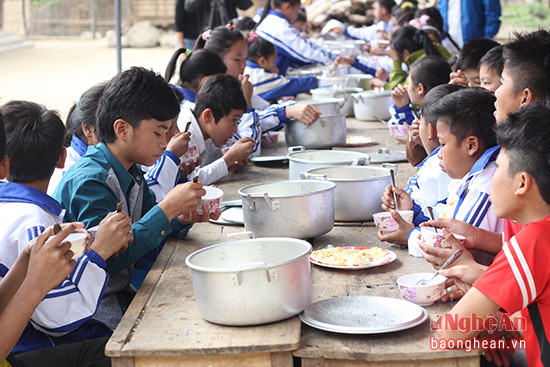 Bữa ăn của học sinh Trường PT DTBT THCS Hữu Khuông (Tương Dương).