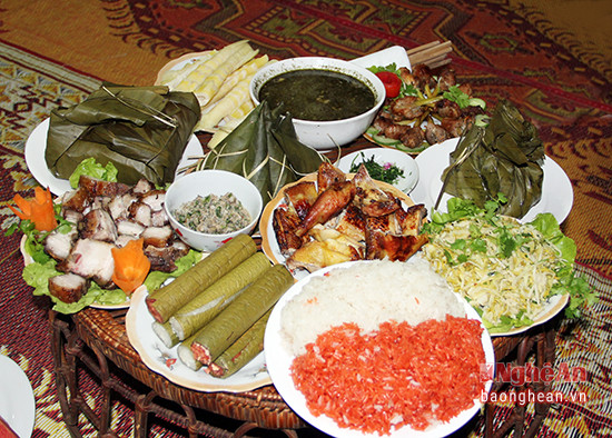Mâm cơm với những món ăn đặc sản của người Thái do chính các mế, các chị người Thái chế biến. Ảnh: T.C