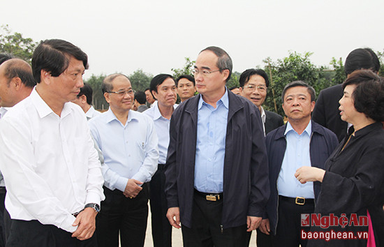 Đồng chí Nguyễn Thiện Nhân thăm HTX nông nghiệp cây ăn quả 1/5, huyện Nghĩa Đàn.