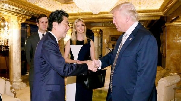 Thủ tướng Nhật Bản Shinzo Abe gặp Tổng thống đắc cử MỹDonald Trum hôm 17/11. Ảnh: AP