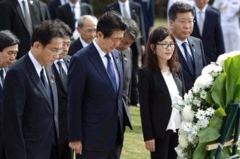 Thủ tướng Nhật Bản Shinzo Abe đặt vòng hoa tưởng niệm tại Nghĩa trang Honolulu ngày 26/12. Ảnh: Kyodo