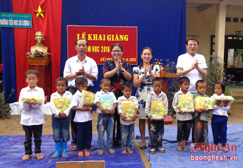 Công đoàn viên chức Nghệ An tặng quà cho học sinh nghèo huyện Tương Dương