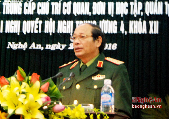 Trung tướng Võ Văn Việt, Bí thư Đảng ủy, Chính ủy Quân khu 4 quán triệt chuyên đề tại hội nghị.