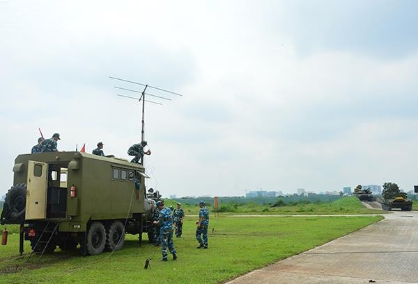 Ngoài ra, trên xe còn có hệ thống radar phát hiện mục tiêu trên không tới trên 12km và bám sát mục tiêu hiệu quả ở phạm vi 10km; máy dẫn đường; các loại khí tài quan sát ban ngày, ban đêm; khí tài ngắm bắn; phương tiện thông tin liên lạc; thiết bị phòng, chống nguyên tử, tẩy độc…