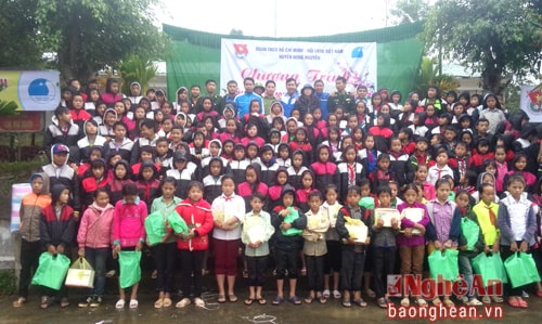 Trao quà cho các cháu học sinh.