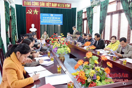 Các thành viên tham dự lễ ký kết quy chế phối hợp trong lĩnh vực KTTV và biến đổi khí hậu trên địa bàn tỉnh Nghệ An giữa Sở TN - MT và Đài Khí tượng thủy văn Bắc Trung bộ.