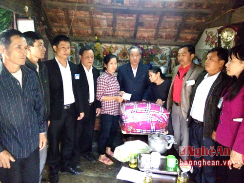 Hội Người khuyết tật và trẻ mồ côi huyện Tân Kỳ trao quà ho gia đình ông Vinh.