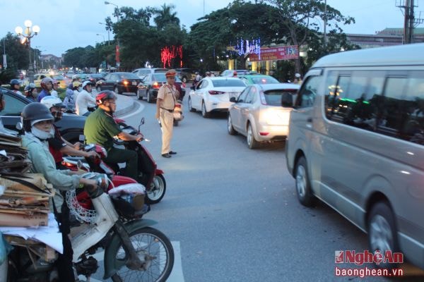 CSGT điều tiết giao thông tại vòng xuyến Hải Quan ( TP Vinh). Ảnh tư liệu