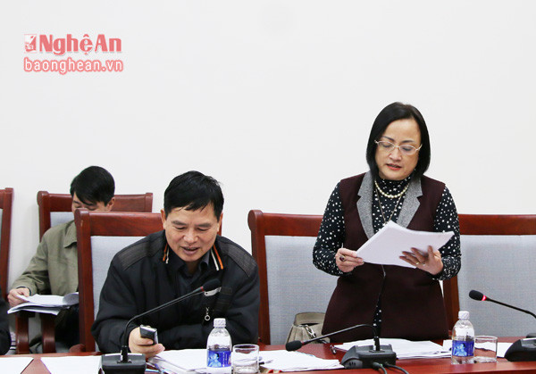 Bà Hoàng Thị Lê Dung, Phó Giám đốc Sở Tài chính báo cáo các dự thảo tờ trình liên quan tại cuộc họp.